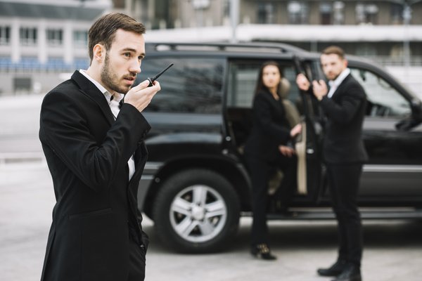 Professionelle Sicherheitsbegleitung: Schutz und Sicherheit an jedem Ort